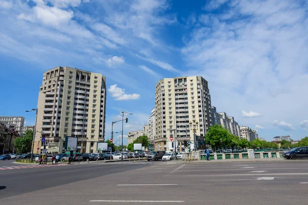 Bükreş, Romanya, 6 Mayıs 2021 - Natiunile Birleşik Meydanı (Piata Natiunile Birliği) yakınlarındaki modern binalar ve Dambovita nehri üzerindeki köprü ve şehrin merkezinde güneşli bir bahar gününde bulutlu mavi gökyüzü