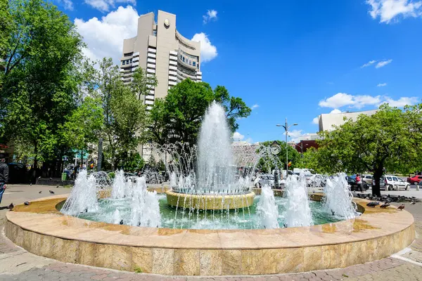 Bükreş, Romanya - 6 Mayıs 2021: Güneşli bir bahar gününde Üniversite Meydanı (Piata Universitatii) yakınlarında dekoratif su çeşmesi