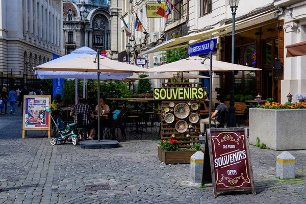 Bükreş, Romanya - 5 Haziran 2021: Güneşli bir yaz gününde tarihi merkezdeki eski binalar