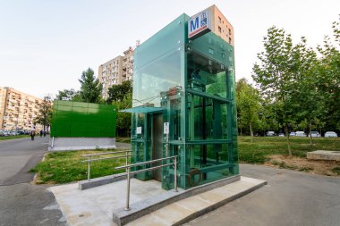 Bükreş, Romanya - 1 Ekim 2021: Dr Taberei veya Drumul Taberei Mahallesi 'ndeki metro istasyonuna giriş için modern asansör