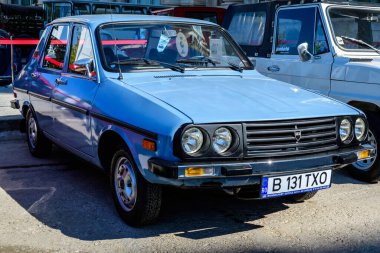 Bükreş, Romanya, 2 Ekim 2021: 1987 yılında Romanya 'nın canlı mavi Dacia 1310 TX klasik otomobili, güneşli bir yaz gününde klasik otomobil koleksiyonları etkinliğinde bir caddeye park edildi