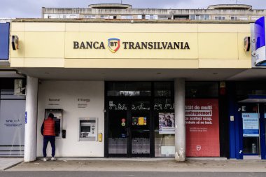 Bükreş, Romanya, 14 Kasım 2021: Güneşli bir kış gününde şehir merkezindeki Banca Transilvania şubesine giriş
