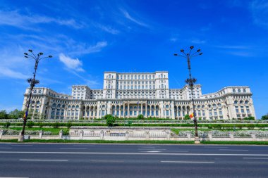 Romanya 'nın Bükreş kentindeki Constitutiei Meydanı' ndaki Parlamento Sarayı (Casa Popoprului) da güneşli bir bahar gününde