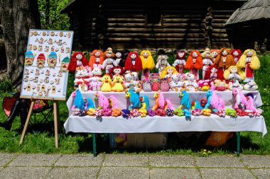 Romanya 'nın Bükreş kenti yakınlarındaki bir köydeki geleneksel bir hafta sonu pazarında satılığa çıkarılan renkli tekstil geleneksel el yapımı süslemeler, bebekler ve oyuncaklar.