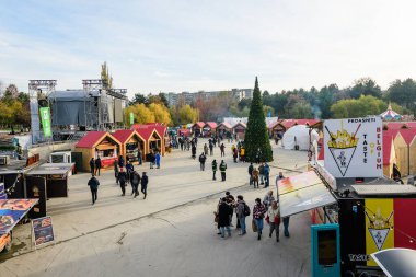 Bükreş, Romanya, 30 Kasım 2023: Mavi gökyüzü güneşli ve güneşli bir günde, Drumul Taberei yakınlarındaki Batı Yakası Noel Pazarı 'nda geleneksel ürünlerle dolu canlı renkli evler