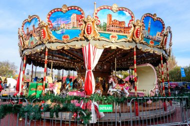 Bükreş, Romanya, 30 Kasım 2023: Drumul Taberei neignbourhood 'daki Batı Yakası Noel Pazarı' nda açık renkli bir atlıkarınca, mavi gökyüzü güneşli ve soğuk bir günde