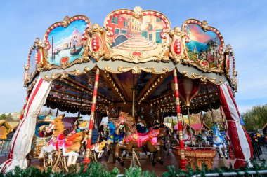 Bükreş, Romanya, 30 Kasım 2023: Drumul Taberei neignbourhood 'daki Batı Yakası Noel Pazarı' nda açık renkli bir atlıkarınca, mavi gökyüzü güneşli ve soğuk bir günde