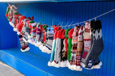 Bükreş, Romanya, 30 Kasım 2023: Güneşli bir günde, Drumul Taberei mahallesindeki Batı Yakası Noel Pazarı 'nda satışa sunulan renkli çoraplar