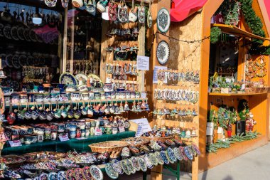 Bükreş, Romanya, 30 Kasım 2023: Güneşli bir günde, Drumul Taberei mahallesindeki Batı Yakası Noel Pazarı 'nda el yapımı seramik dekoratif ürünler satışa sunuldu