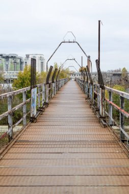 Romanya 'nın Bükreş kentindeki Obor bölgesinde bulutlu bir sonbahar gününde tren hatları üzerindeki paslanmış eski metalik köprü