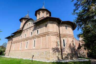 Targoviste Kraliyet Mahkemesi (Curtea Domneasca) yakınlarındaki Büyük Kraliyet Kilisesi 'nin (Biserica Mare Domneasca) tarihi binası, güneşli bir bahar gününde Romanya' nın tarihi bölgesinde inşa edilmiştir.