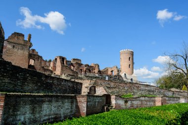 Chindia Park (Parcul Chindia), Romanya 'da güneşli bir bahar gününde şehrin tarihi bir bölgesinde, Targoviste Kraliyet Mahkemesi' nin (Curtea Domneasca) eski taş binaları ve harabeleri yakınında yer alıyor.