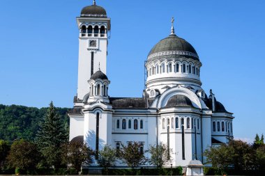 Tarnava Mare nehri yakınlarındaki Sighisoara kentindeki Kutsal Trinity Ortodoks Kilisesi (Biserica Sfanta Treime), Romanya 'nın Transilvanya (Transilvania) bölgesinde güneşli bir yaz gününde