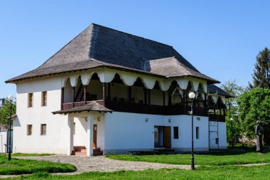 Targoviste, Romanya, 1 Mayıs 2022: Chindia Park 'taki Kraliyet Mahkemesi (Curtea Domneasca) yakınlarında bulunan Baskı ve Eski Romen Kitabı Müzesi (Muzeul Tiparului si al Cartii Vechi Romanesti))