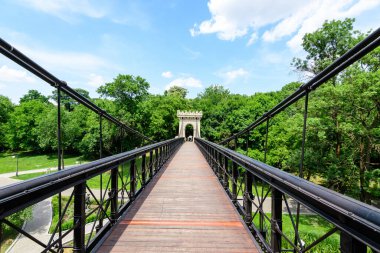 Craiova, Romanya, 28 Mayıs 2022: Romanya 'nın Dolj ilinin Craiova kentindeki Nicolae Romaescu parkında güzel güneşli bir bahar gününde askıya alınmış metalik köprü