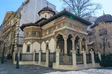 Bükreş, Romanya, 27 Mart 2021: Güneşli bir bahar gününde eski kent merkezinde Stavropoleos Manastırı 'nın (Biserica Stavropoleos) ana tarihi binası