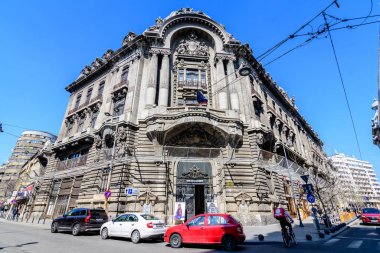 Bükreş, Romanya - 5 Haziran 2021: Güneşli bir yaz gününde tarihi merkezdeki eski binalar