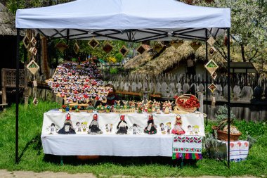 Romanya 'nın Bükreş kentinde düzenlenen el yapımı festivalde geleneksel Rumen el yapımı dekoratif ürünler satışa sunuldu