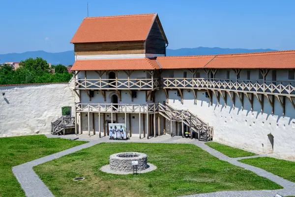 Feldioara - Romanya 'nın Transilvanya (Transilvanya) bölgesinin güneyindeki Brasov ilçesinde güneşli bir yaz gününde yapılan yenilemeler sonrasında Marienburg Ortaçağ Kalesi (Cetatea Feldioara)