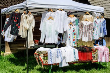 Romanya 'nın Bükreş kentinde düzenlenen el yapımı festivalde geleneksel Rumen el yapımı giysiler satışa sunuldu
