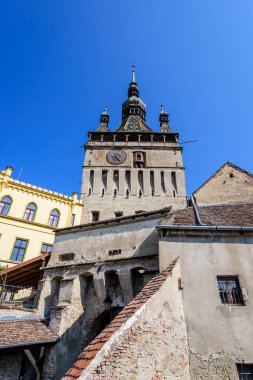 Transilvanya 'nın Transilvanya (Transilvanya) bölgesindeki UNESCO Dünya Mirası Bölgesi olan Sighisoara' nın eski merkezindeki ortaçağ kalesinin Saat Kulesi veya Konsey Kulesi, güneşli bir yaz gününde Romanya 'nın