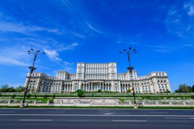 Romanya 'nın Bükreş kentindeki Constitutiei Meydanı' ndaki Parlamento Sarayı (Casa Popoprului) da güneşli bir bahar gününde