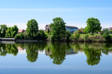 Romanya 'nın Bükreş kentine yakın bir hafta sonu eğlencesi olan Mogosoaia gölü ve parkı yakınlarındaki eski yeşil ağaçlarla dolu manzara güneşli bir bahar gününde