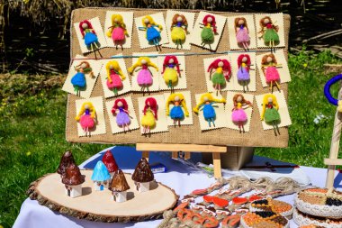 Romanya 'nın Bükreş kentinde düzenlenen el yapımı festivalde geleneksel Rumen el yapımı dekoratif ürünler satışa sunuldu