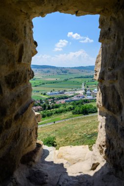 Yazın Romanya 'nın Transilvanya (Transilvanya) bölgesinin güneyindeki Brasov ilçesinde küçük bir kasabaya yapılan yenilemeler sonrasında, Rupea Kalesi' ndeki (Cetatea Rupea) taş duvarlardan manzara