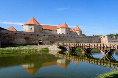 Romanya 'nın Transilvanya (Transilvanya) bölgesindeki güneşli bir yaz gününde yenileme çalışmaları sırasında Fagaras Kalesi' nin (Cetatea Fagaras) eski tarihi binalarını yeniledi.