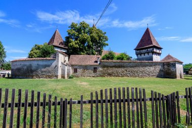Transilvanya 'nın Fagaras kenti yakınlarındaki Cincsor köyünde bulunan Aziz Peter ve Paul Kilisesi' ndeki (Biserica Sfintii Apostoli Petru si Pavel) eski bina, güneşli bir yaz gününde Romanya 'nın başkenti Transilvanya' da inşa edildi.