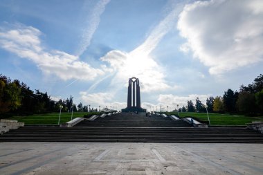Romanya 'nın Bükreş kentindeki Parcul Carol (Carol Park) anıtına doğru merdivenleri olan ana cadde, güneşli bir sonbahar gününde
