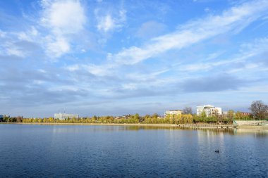 Romanya 'nın Bükreş kentinde, Linden Park' taki (Parcul Tei) ağaçlı manzara, güneşli bir sonbahar gününde beyaz bulutlar ve mavi gökyüzü