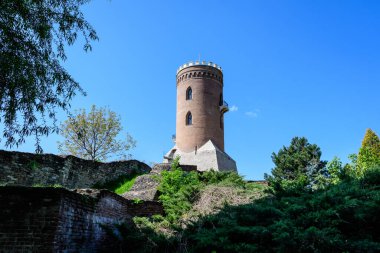 Chindia Park (Parcul Chindia), Romanya 'da güneşli bir bahar gününde şehrin tarihi bir bölgesinde, Targoviste Kraliyet Mahkemesi' nin (Curtea Domneasca) eski taş binaları ve harabeleri yakınında yer alıyor.