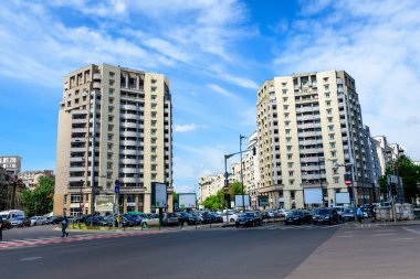 Bükreş, Romanya, 6 Mayıs 2021 - Natiunile Birleşik Meydanı (Piata Natiunile Birliği) yakınlarındaki modern binalar ve Dambovita nehri üzerindeki köprü ve şehrin merkezinde güneşli bir bahar gününde bulutlu mavi gökyüzü
