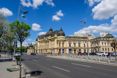 Bükreş, Romanya, 6 Mayıs 2021: Viktoriei Bulvarı 'ndaki (Calea Victoriei) Revolutiei Meydanı' nda (Piata Revolutiei), önünde Kral I. Carol 'un binicilik anıtı bulunan Merkez Üniversitesi Kütüphanesi)