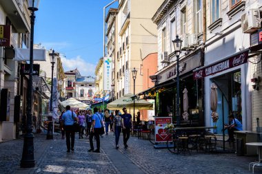 Bükreş, Romanya - 5 Haziran 2021: Güneşli bir yaz gününde tarihi merkezdeki eski binalar