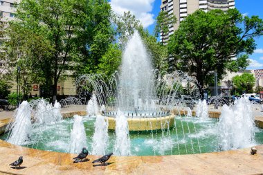 Bükreş, Romanya - 6 Mayıs 2021: Güneşli bir bahar gününde Üniversite Meydanı (Piata Universitatii) yakınlarında dekoratif su çeşmesi