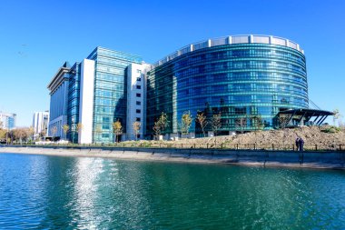 Bükreş, Romanya, 20 Kasım 2021: Güneşli bir sonbahar gününde Bükreş 'teki Dambovita nehri yakınlarındaki Romanya Ulusal Kütüphanesi' nin yeni modern binası