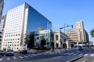 Bükreş, Romanya, 6 Kasım 2021: Güneşli bir sonbahar gününde Calea Victoriei 'deki Novotel City Centre Hotel' in modern binası