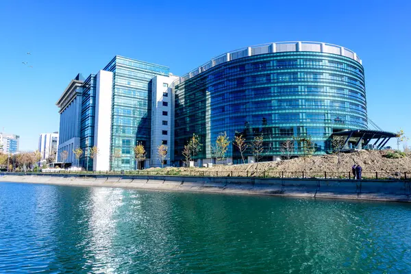 Bükreş, Romanya, 20 Kasım 2021: Güneşli bir sonbahar gününde Bükreş 'teki Dambovita nehri yakınlarındaki Romanya Ulusal Kütüphanesi' nin yeni modern binası