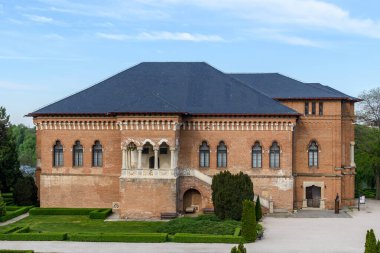 Romanya 'nın Bükreş kentine yakın bir bahar günü, göl ve park yakınlarındaki Mogosoaia Sarayı' nda (Palatul Mogosoaia) eski bir tarihi eser.