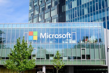 Bükreş, Romanya - 15 Mayıs 2021: Microsoft karargahı ve şehrin kuzey kesimindeki City Gate Kuleleri 'ndeki ofisler güneşli bir bahar gününde