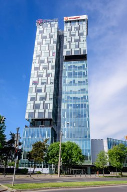 Bükreş, Romanya - 15 Mayıs 2021: Güneşli bir bahar gününde Telekom, Rompetrol, EON, Microsoft, Miele ve Çin Merkez Bankası 'nın merkez ve ofisleriyle kentin kuzey kesimindeki Şehir Kapısı Kuleleri