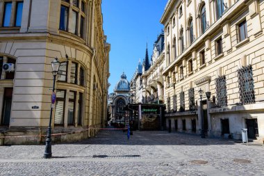 Bükreş, Romanya - 5 Haziran 2021: Güneşli bir yaz gününde tarihi merkezdeki eski binalar