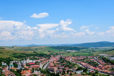 Yazın Romanya 'nın Transilvanya (Transilvanya) bölgesinin güneyindeki Brasov ilçesinde küçük bir kasabaya yapılan yenilemeler sonrasında, Rupea Kalesi' ndeki (Cetatea Rupea) taş duvarlardan manzara