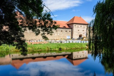 Romanya 'nın Transilvanya (Transilvanya) bölgesindeki güneşli bir yaz gününde yenileme çalışmaları sırasında Fagaras Kalesi' nin (Cetatea Fagaras) eski tarihi binalarını yeniledi.