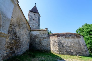 Romanya 'nın Transilvanya (Transilvanya) bölgesindeki Sighisoara kalesinin tarihi merkezinde güneşli bir yaz gününde büyük beyaz boyalı taş kule