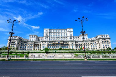 Romanya 'nın Bükreş kentindeki Constitutiei Meydanı' ndaki Parlamento Sarayı (Casa Popoprului) da güneşli bir bahar gününde