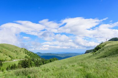 Romanya 'daki Bucegi Dağları' nın (Muntii Bucegi) manzarası açık mavi gökyüzü ve beyaz bulutlarla güneşli bir yaz gününde